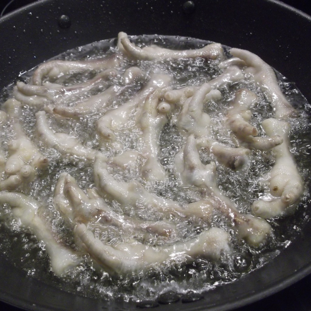 chicken feet_frying